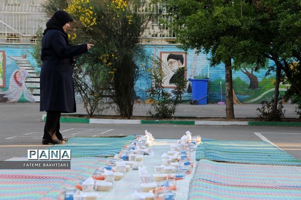 مراسم افطاری در دبیرستان حضرت زینب(س) ناحیه یک شهرری
