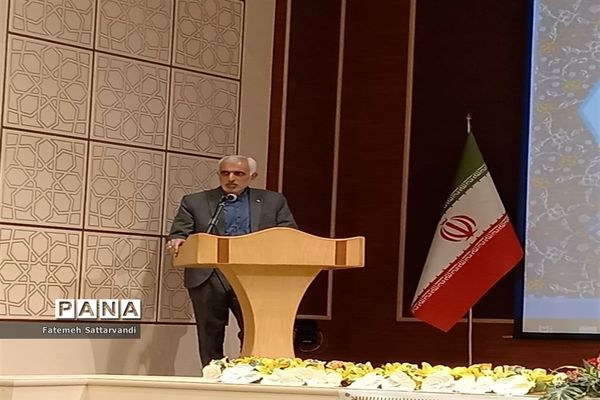 تجلیل از دختران برگزیده قرآنی ناحیه 3 آموزش و پرورش قم