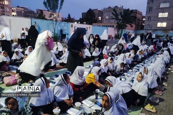 ضیافت افطاری در دبستان دخترانه ریحانه‌النبی فشافویه