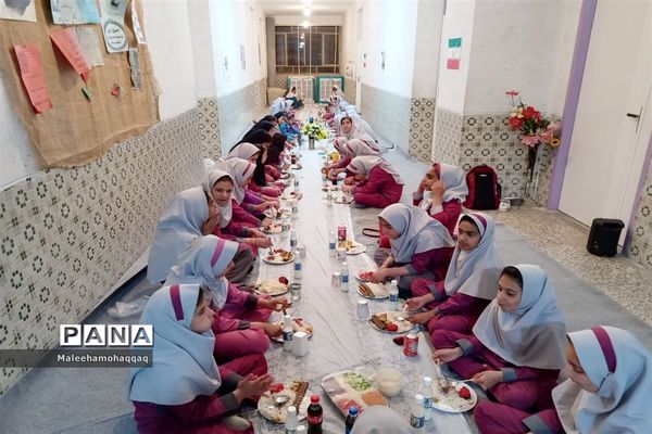 ضیافت افطاری در دبستان عفت ابرکوه
