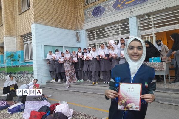 مراسم نماز جماعت و ضیافت افطاری و تقدیر از دانش‌آموزان برتر در مدرسه شیخ مفید