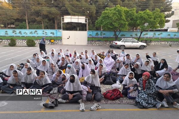 مراسم نماز جماعت و ضیافت افطاری و تقدیر از دانش‌آموزان برتر در مدرسه شیخ مفید
