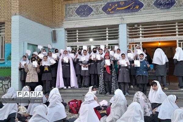 مراسم نماز جماعت و ضیافت افطاری و تقدیر از دانش‌آموزان برتر در مدرسه شیخ مفید