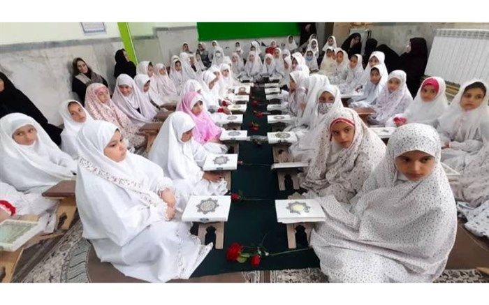 برگزاری محفل انس با قرآن وهمایش دانش‌آموزان روزه اولی در شهرستان پارس‌آباد