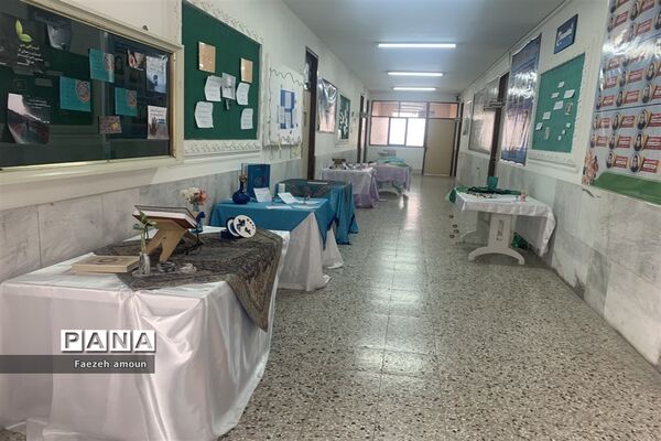 بازدید رئیس سمپاد یزد از غرفه‌های کنگره قرآنی دبیرستان دوره دوم فرزانگان یزد