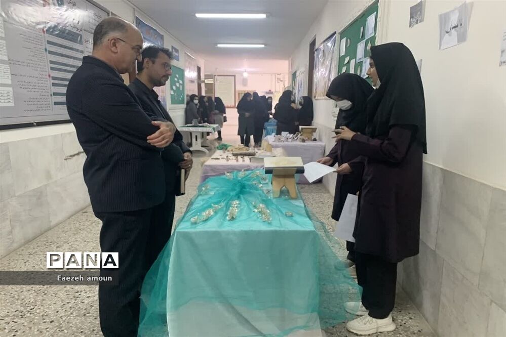 بازدید رئیس سمپاد یزد از غرفه‌های کنگره قرآنی دبیرستان دوره دوم فرزانگان یزد