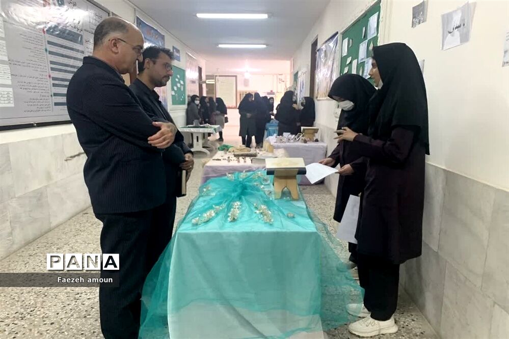 بازدید رئیس سمپاد یزد از غرفه‌های کنگره قرآنی دبیرستان دوره دوم فرزانگان یزد