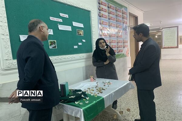 بازدید رئیس سمپاد یزد از غرفه‌های کنگره قرآنی دبیرستان دوره دوم فرزانگان یزد