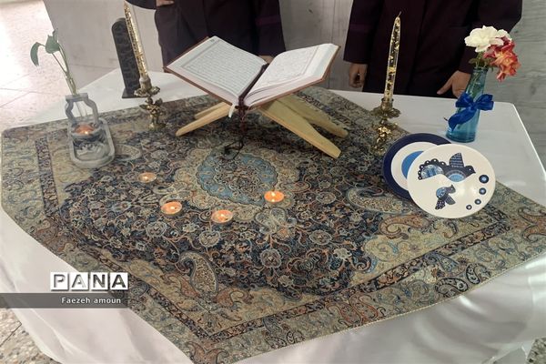 بازدید رئیس سمپاد یزد از غرفه‌های کنگره قرآنی دبیرستان دوره دوم فرزانگان یزد