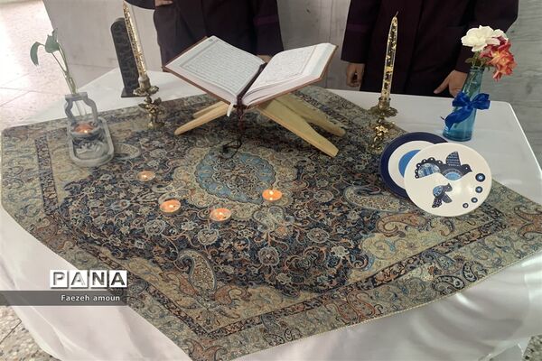 بازدید رئیس سمپاد یزد از غرفه‌های کنگره قرآنی دبیرستان دوره دوم فرزانگان یزد