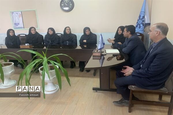بازدید رئیس سمپاد یزد از غرفه‌های کنگره قرآنی دبیرستان دوره دوم فرزانگان یزد