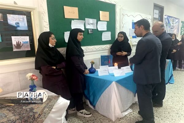 بازدید رئیس سمپاد یزد از غرفه‌های کنگره قرآنی دبیرستان دوره دوم فرزانگان یزد