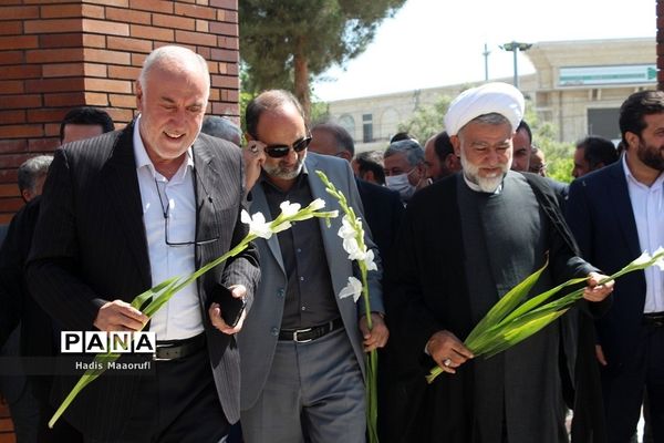 دیدار استاندار تهران از مزار شهدای گمنام بهارستان ۲