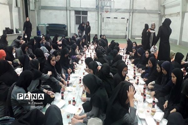 دورهمی دانش‌آموزان دبیرستان حضرت خدیجه قم در آخرین افطار ماه رمضان