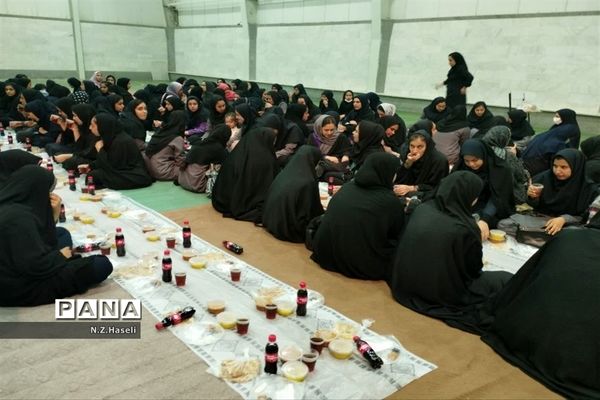 دورهمی دانش‌آموزان دبیرستان حضرت خدیجه قم در آخرین افطار ماه رمضان