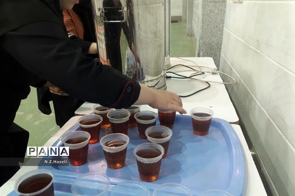 دورهمی دانش‌آموزان دبیرستان حضرت خدیجه قم در آخرین افطار ماه رمضان