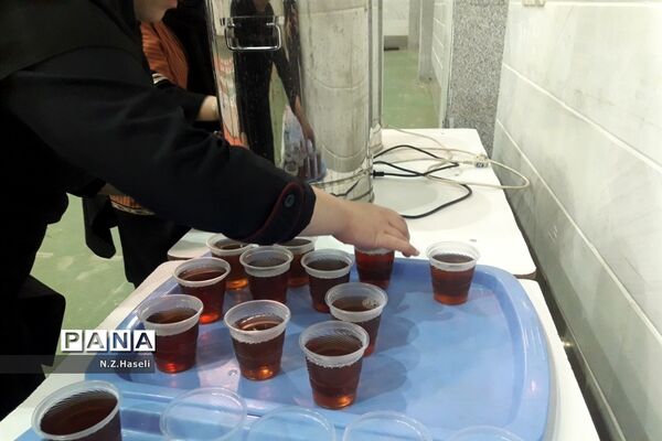 دورهمی دانش‌آموزان دبیرستان حضرت خدیجه قم در آخرین افطار ماه رمضان