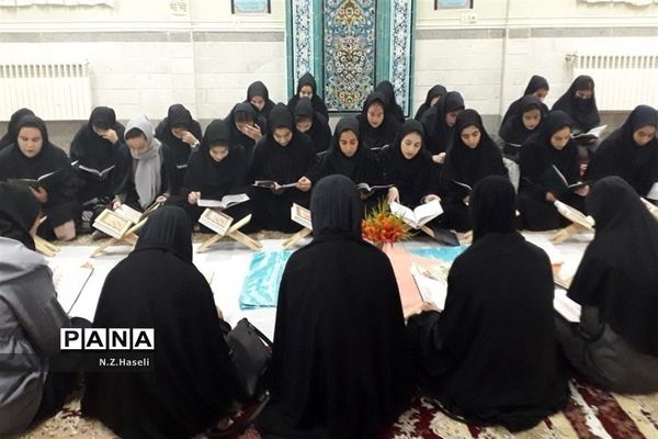 دورهمی دانش‌آموزان دبیرستان حضرت خدیجه قم در آخرین افطار ماه رمضان