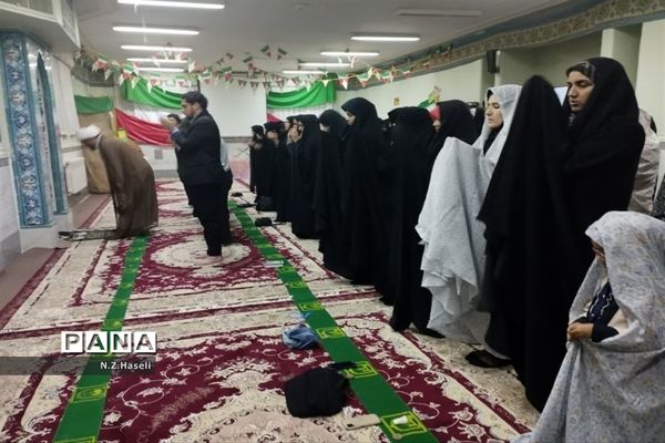 دورهمی دانش‌آموزان دبیرستان حضرت خدیجه قم در آخرین افطار ماه رمضان