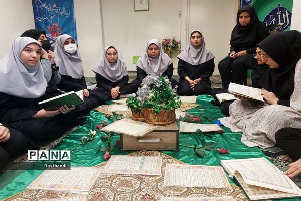محفل انس با قرآن در دبیرستان شهیده معصومه قزوینی