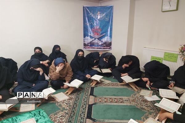 محفل انس با قرآن در دبیرستان شهیده معصومه قزوینی