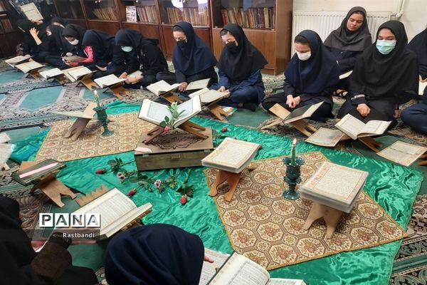 محفل انس با قرآن در دبیرستان شهیده معصومه قزوینی