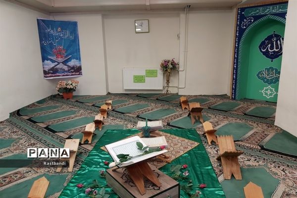 محفل انس با قرآن در دبیرستان شهیده معصومه قزوینی