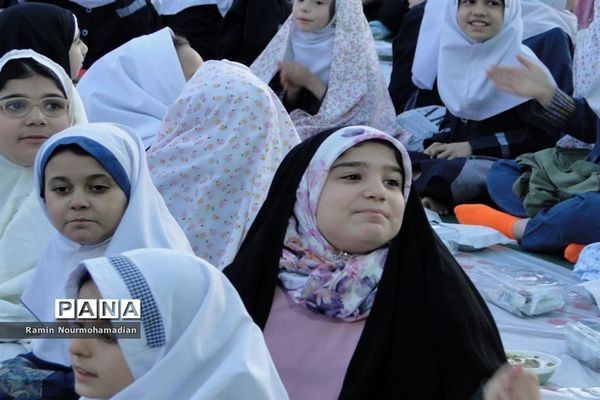 افطاری صمیمی دختران دانش آموز منطقه۹