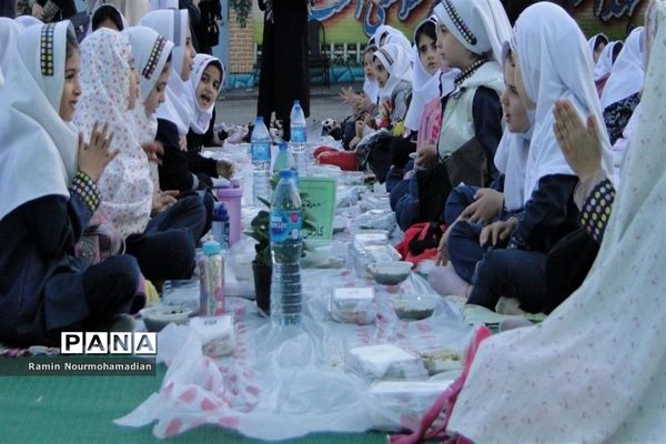 افطاری صمیمی دختران دانش آموز منطقه۹