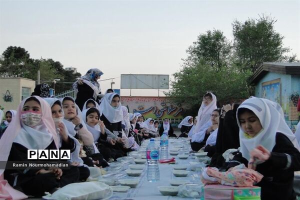 افطاری صمیمی دختران دانش آموز منطقه۹