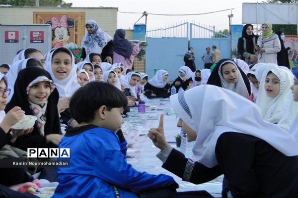 افطاری صمیمی دختران دانش آموز منطقه۹