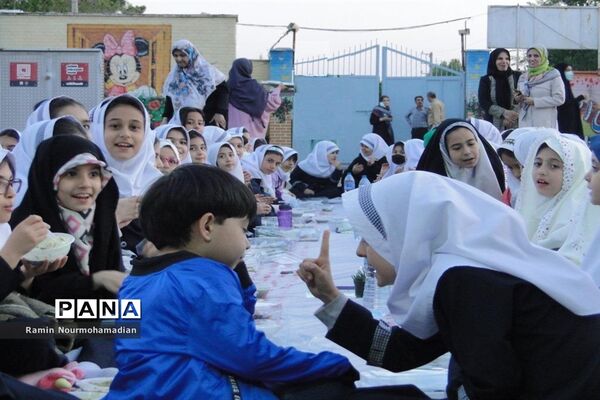 افطاری صمیمی دختران دانش آموز منطقه۹