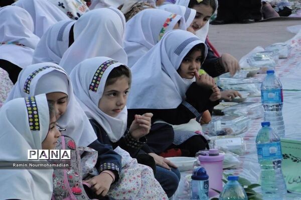 افطاری صمیمی دختران دانش آموز منطقه۹
