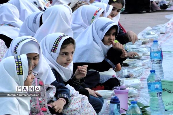 افطاری صمیمی دختران دانش آموز منطقه۹