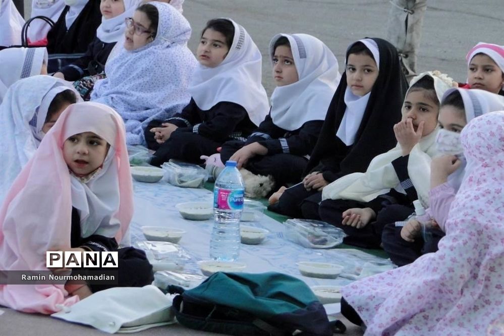 افطاری صمیمی دختران دانش آموز منطقه۹