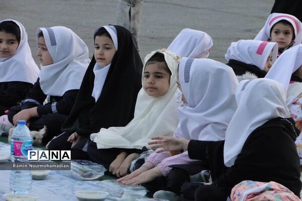 افطاری صمیمی دختران دانش آموز منطقه۹