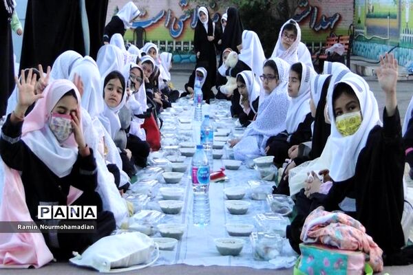 افطاری صمیمی دختران دانش آموز منطقه۹