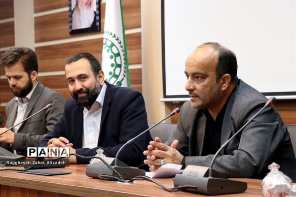 نشست صمیمی رئیس بنیاد شهید منطقه 3 مشهد با مربیان و دانش‌آموزان عضو سازمان دانش‌آموزی خراسان رضوی