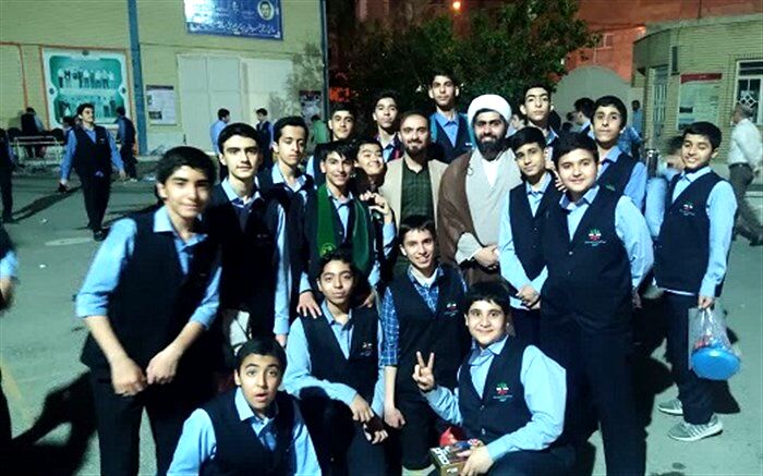 مراسم شبی در مدرسه با حضور دانش‌آموزان دبیرستان تیزهوشان میری قم