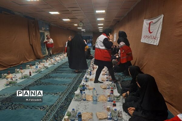 افطار در پایگاه هلال احمر