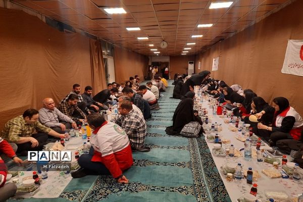 افطار در پایگاه هلال احمر