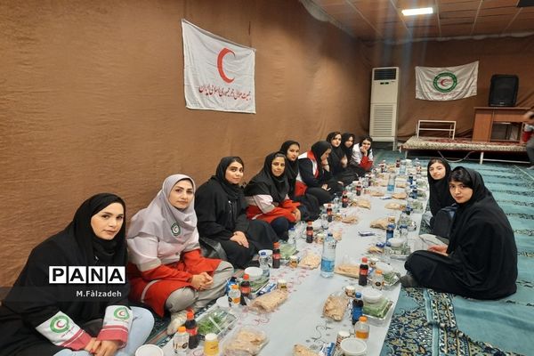 افطار در پایگاه هلال احمر