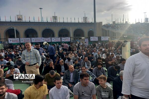 اقامه نماز عید فطر به امامت مقام معظم رهبری