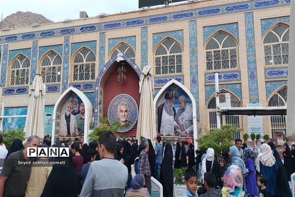 تجدید پیمان مردم غیور ایران در روز عید فطر با سردار سلیمانی و دیگر شهدا