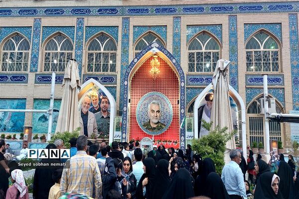 تجدید پیمان مردم غیور ایران در روز عید فطر با سردار سلیمانی و دیگر شهدا