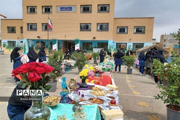 برپایی بازارچه کار و فن‌آوری در مدرسه بیتا قبائیان فرون‌آباد