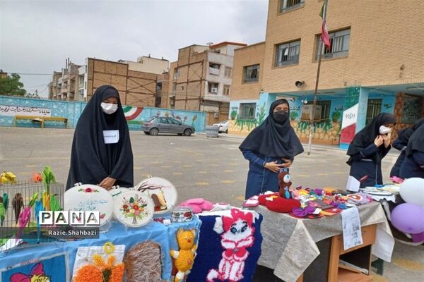 برپایی بازارچه کار و فن‌آوری در مدرسه بیتا قبائیان فرون‌آباد