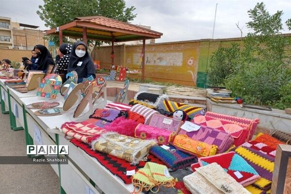 برپایی بازارچه کار و فن‌آوری در مدرسه بیتا قبائیان فرون‌آباد