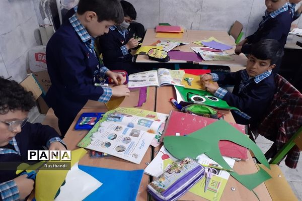 روز بدون کیف در دبستان احمد معینی منطقه ۱۳