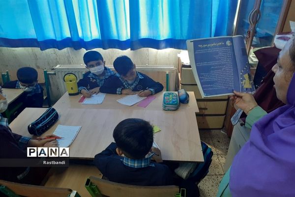 روز بدون کیف در دبستان احمد معینی منطقه ۱۳